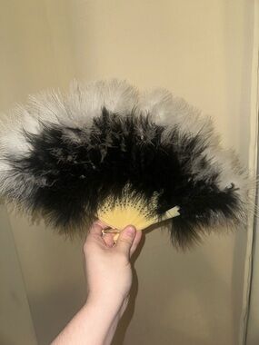 VTG handmade Black and White Marabou hand Feather Fan black and white